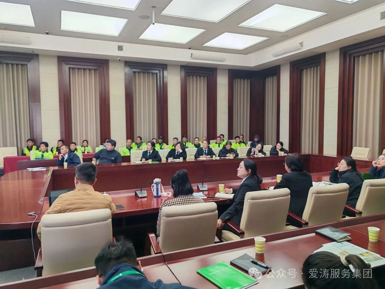 “理论 + 实操”   筑牢园林植物冬季养护 “防护网”